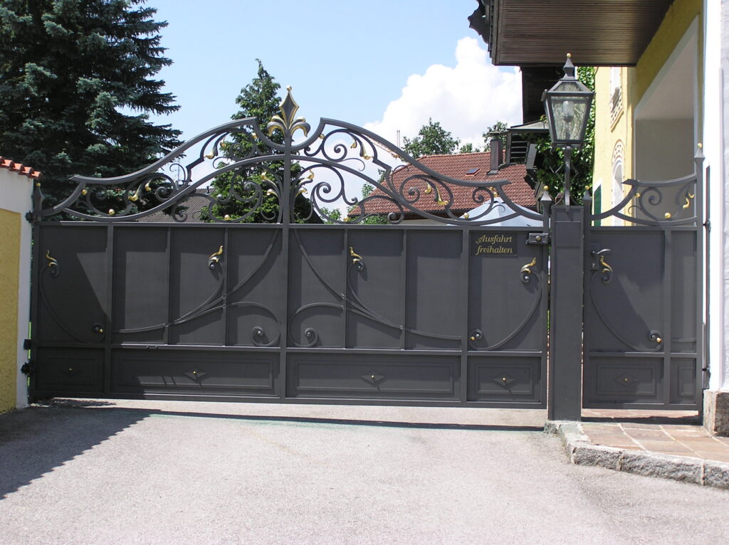 Einfahrtstor mit Laterne vom Kunstschmied