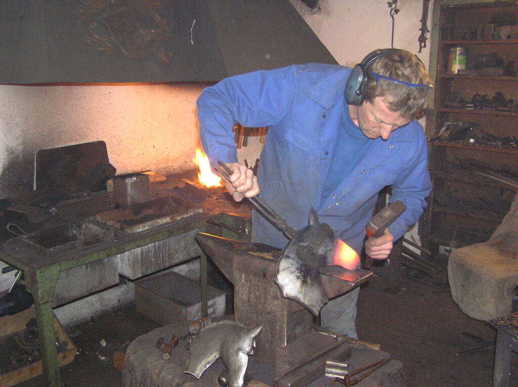 Kunstschmied am Amboss