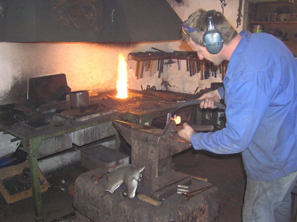 Schmiedefeuer Esse Kunstschmied glühendes Eisen