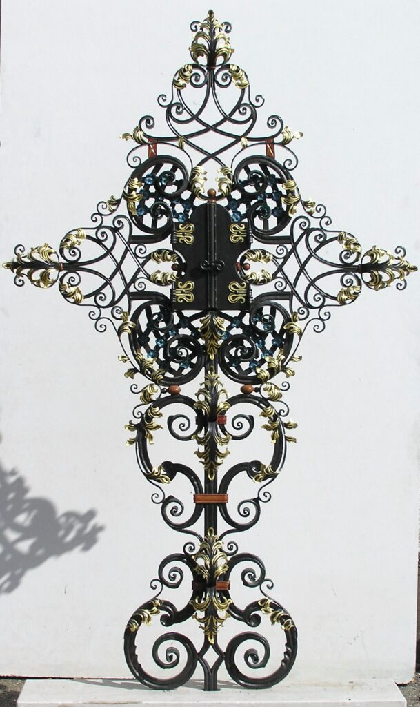 Grabkreuz mit Gedenkschild