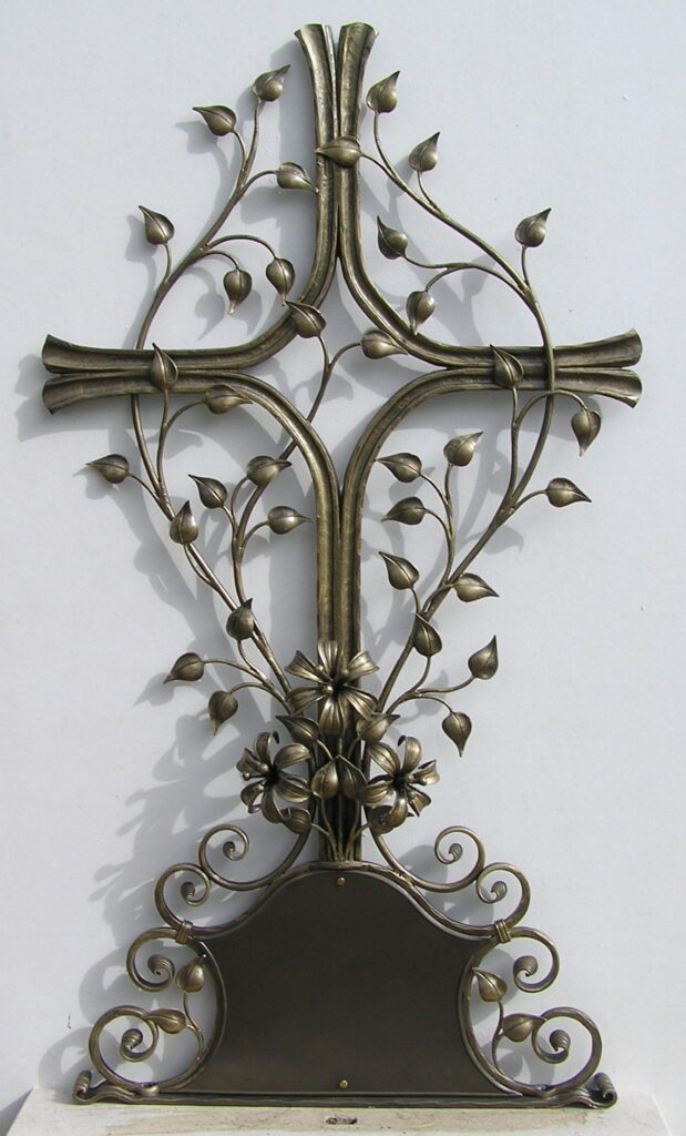 Grabkreuz mit Blumen