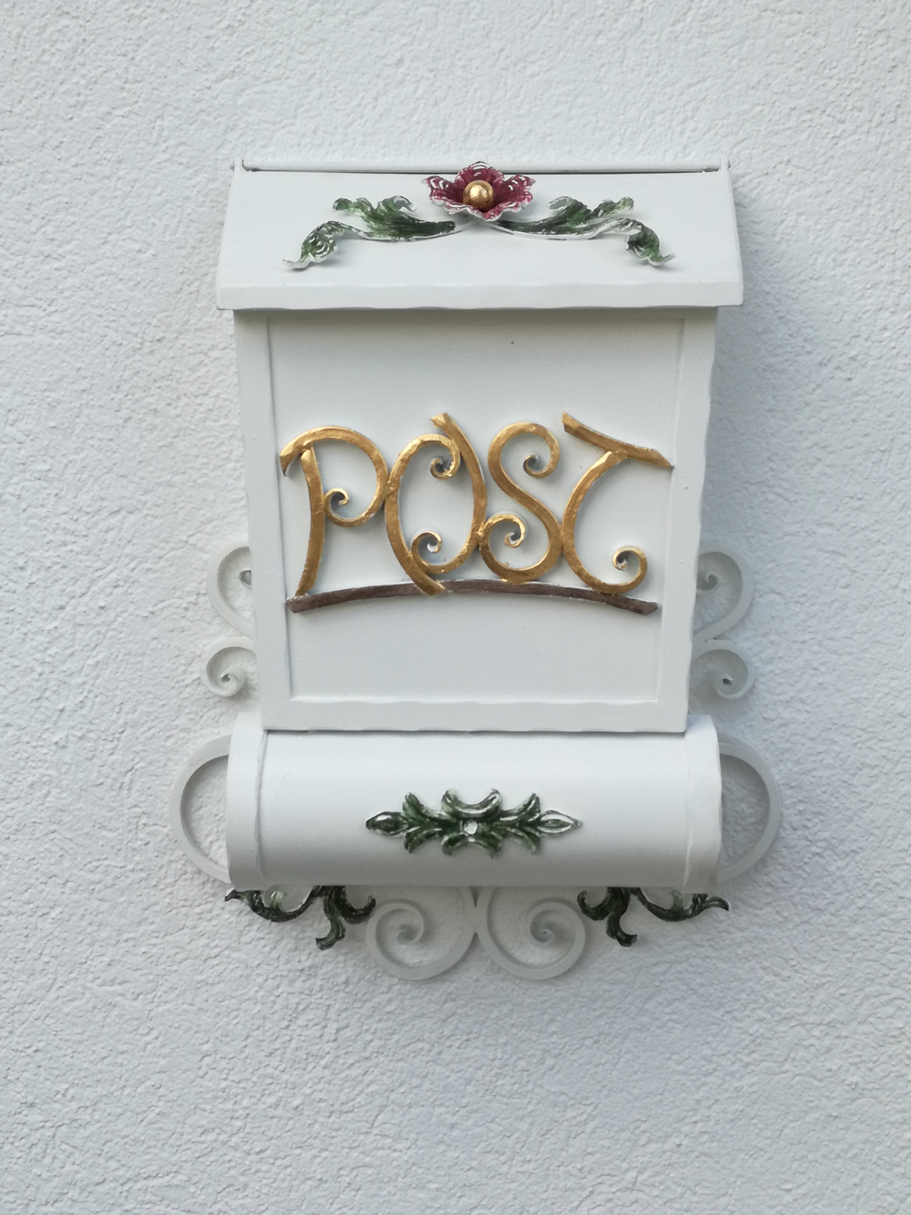 Briefkasten mit Zeitung 